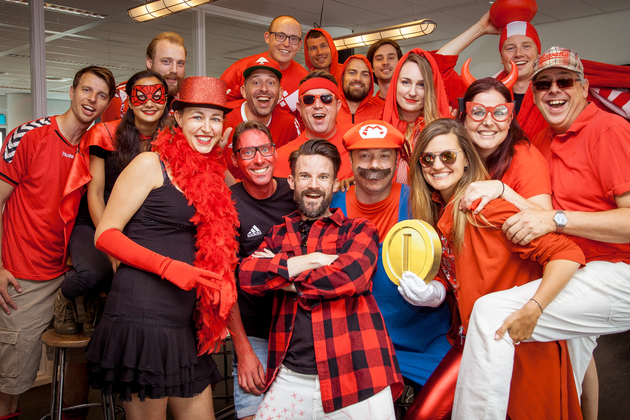 Groepsfoto team Flink in rode outfits