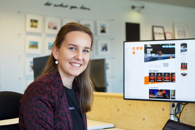 Medy aan haar bureau bij Flink