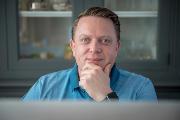 Portret Jorry die werkt vanuit huis