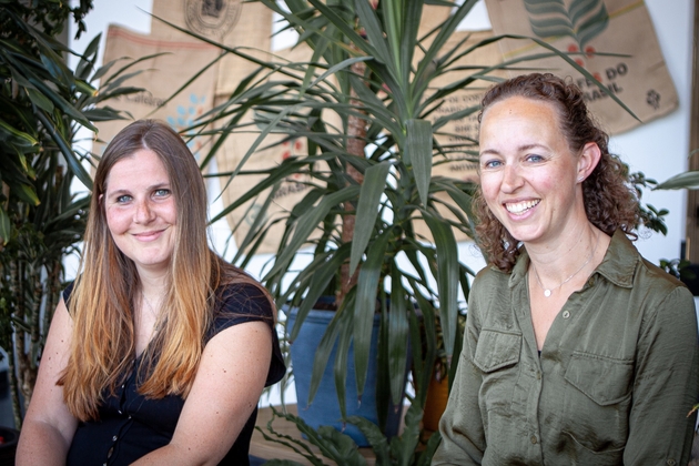 Trea en Lisette in de koffiecorner