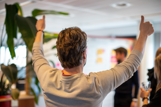 Onze front-ender Sebas doet zijn duimen omhoog voor een geslaagde Development Day