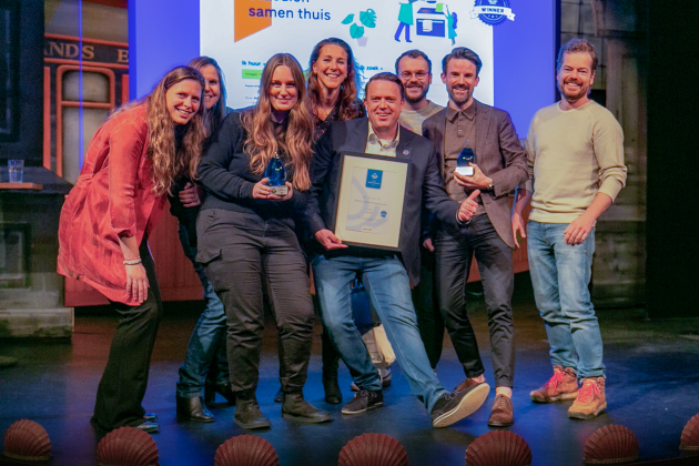 Groepsfoto uitreiking Splash Awards met Award voor website Staedion