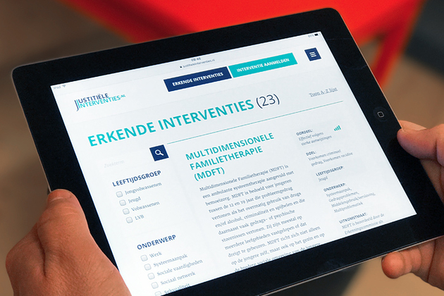Ipad met afbeelding van de nieuwe website voor Justitiele Interventies