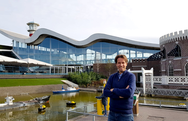 Pieter de Hullu voor de ingang van Madurodam