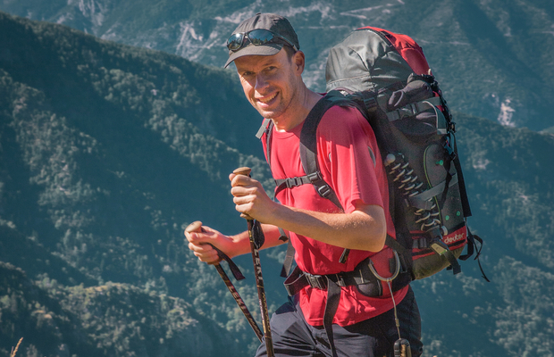 Jan Mark Moquette wandelend in de bergen
