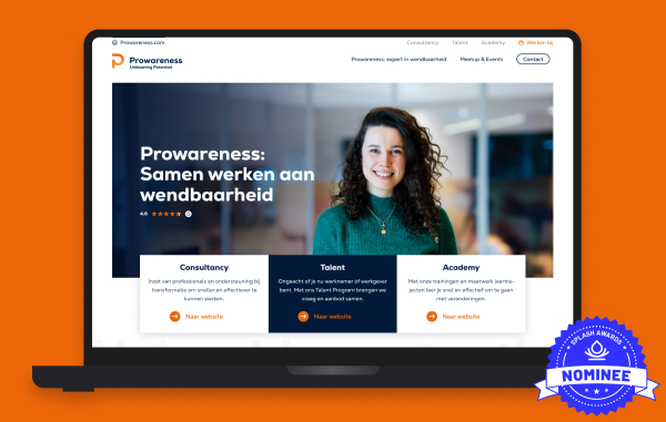 Laptop scherm met homepage van Prowareness, rechtsonder een badge van de Splash awards met de tekst nominee