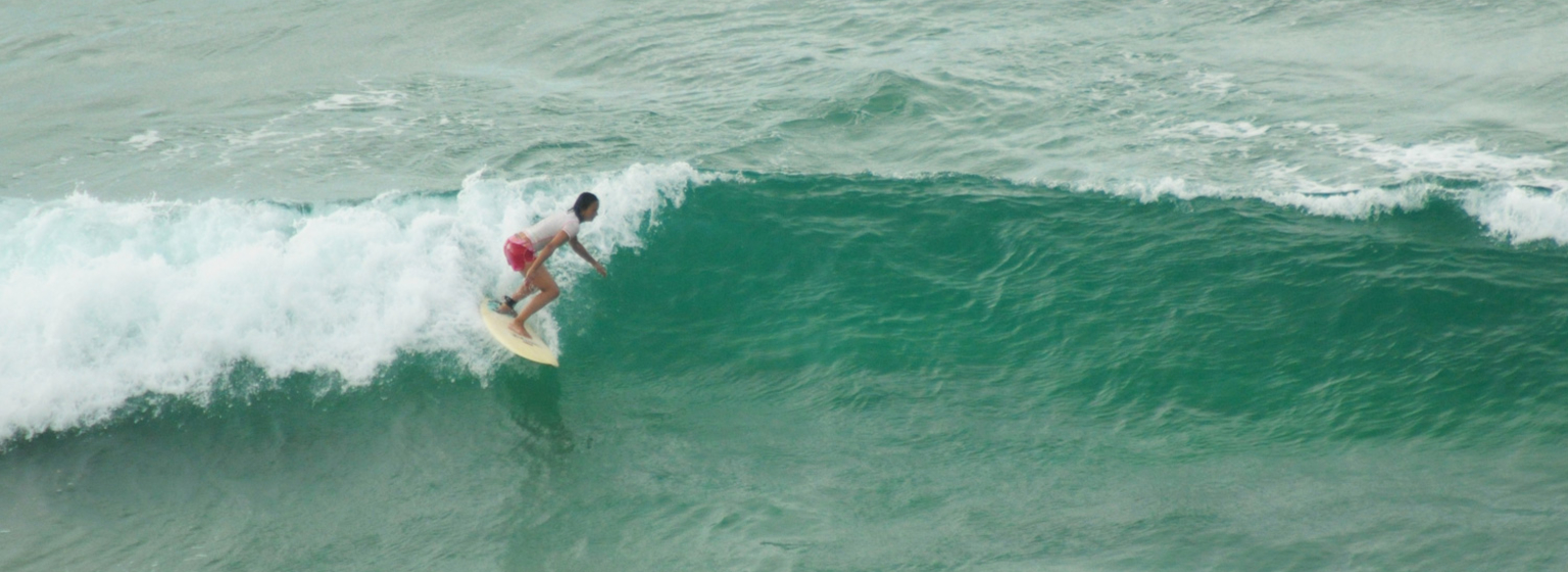 Magali aan het surfen