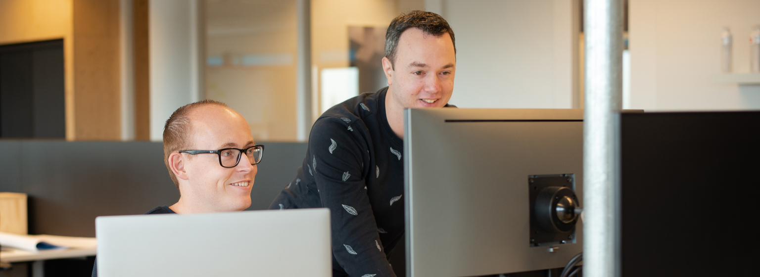 Ricardo en Martin werken aan Drupal 8 website