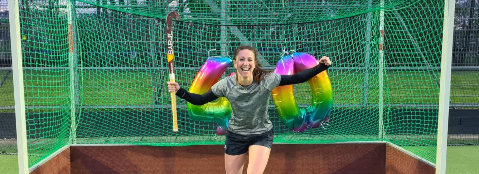 Daisy staat voor een hockey goal