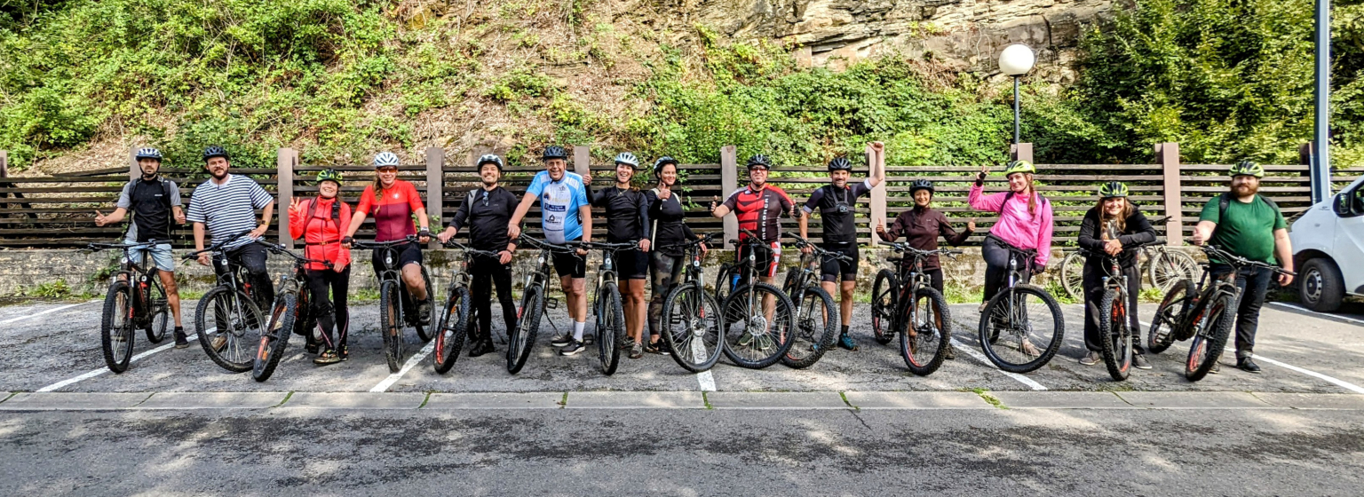 Groepsfoto na mountainbiketocht op bedrijfsweekend in de Ardennen