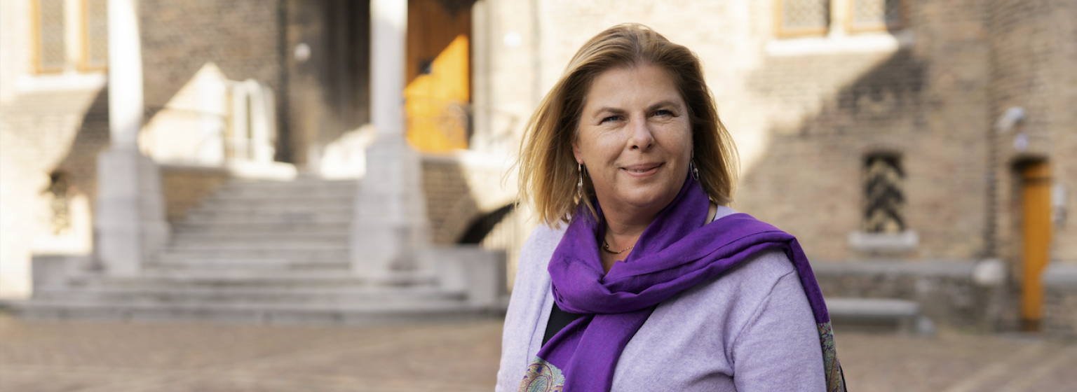 Product Owner Arja Kalkhoven op het Binnenhof.