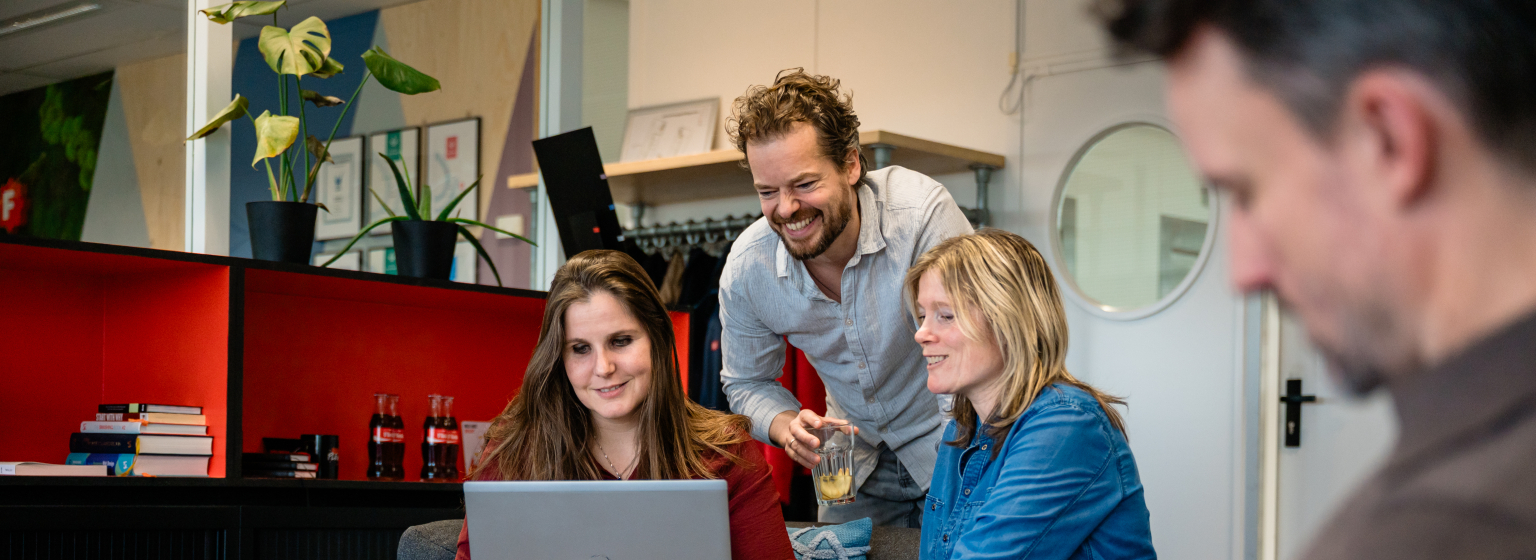 Flinkerts in overleg in de ontvangstruimte