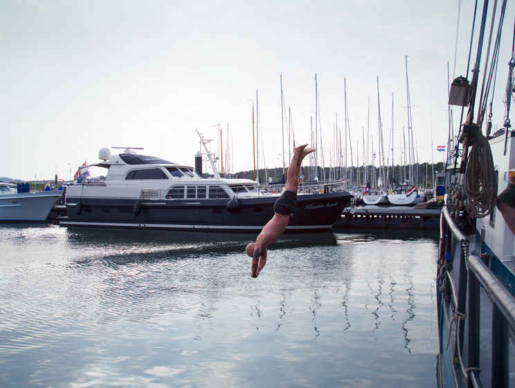 Sander neemt een duik tijdens de bekpek 2018