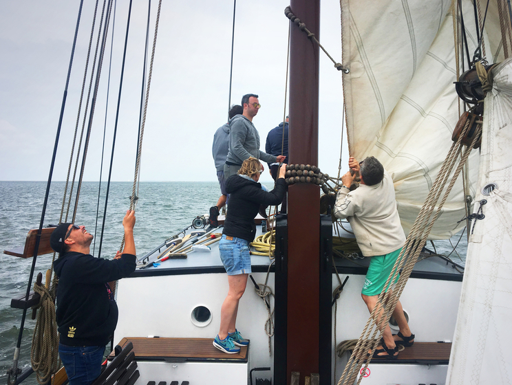 Team van Flink aan het werk op de zeilboot tijdens bekpek 2018