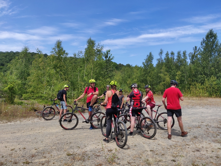 Team Flink tijdens het mountainbiken in de bergen