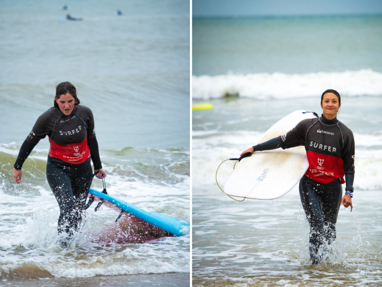 Trea en Magali komen met hun surfplank de zee uit wandelen na de surfsessie