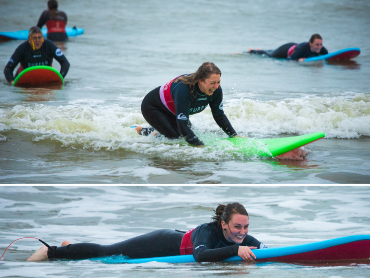 Mirjam en Aimée op hun surfplank op de zee