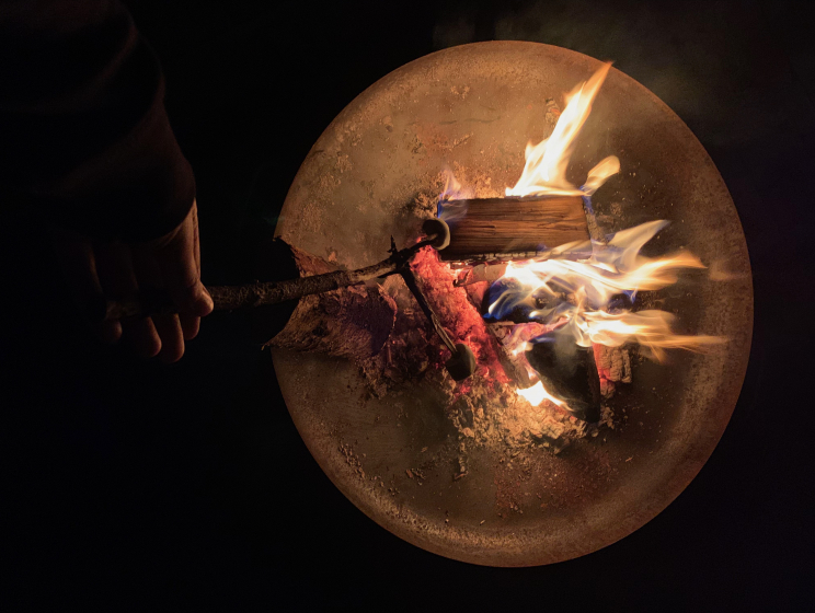 Marshmallows roosteren in het kampvuur Bekpek 2022