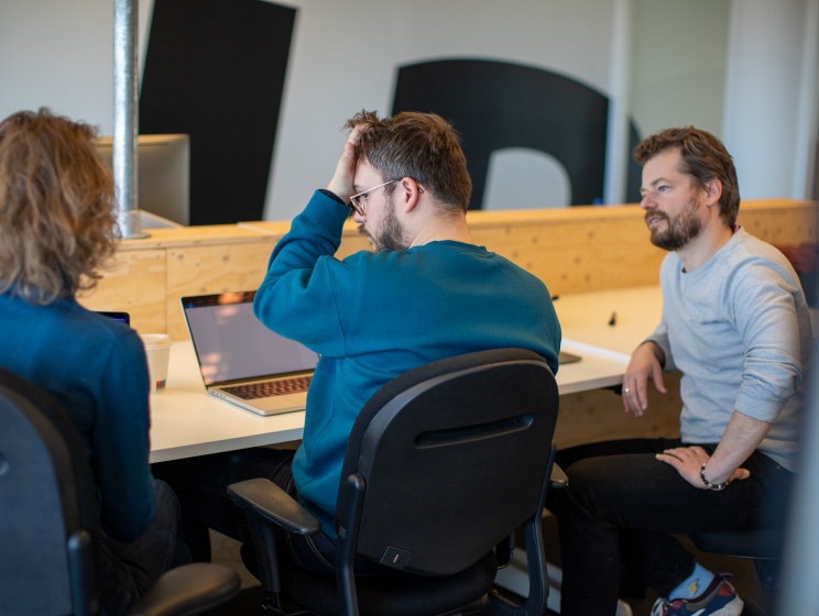 Designer Nick zit met handen in het haar