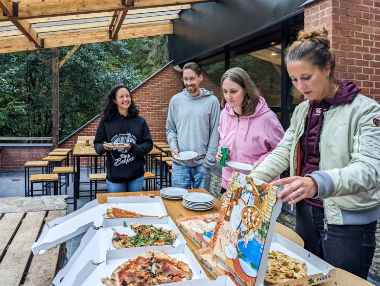 Pizza maaltijd bedrijfsweekend Flink in de Ardennen