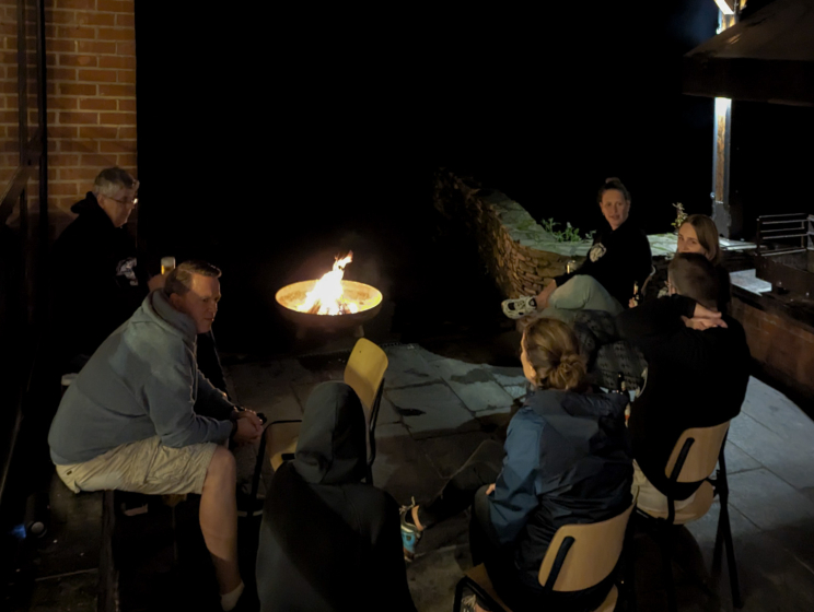 Kletsen bij het kampvuur tijdens bedrijfsweekend Flink in de Ardennen