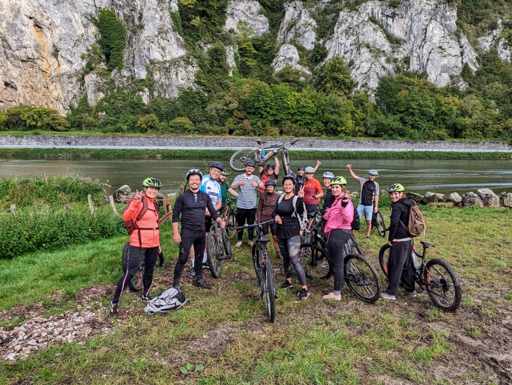 Groepsfoto tijdens mountainbiketocht