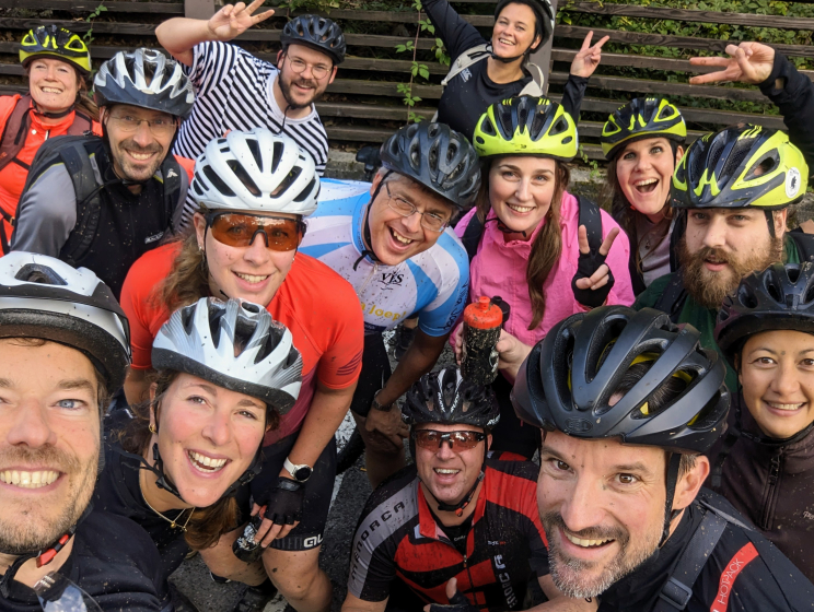 Selfie groepsfoto na mountainbiketocht