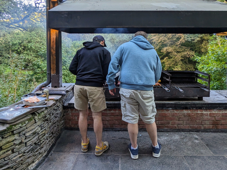 Jorry en Wouter achter de bbq