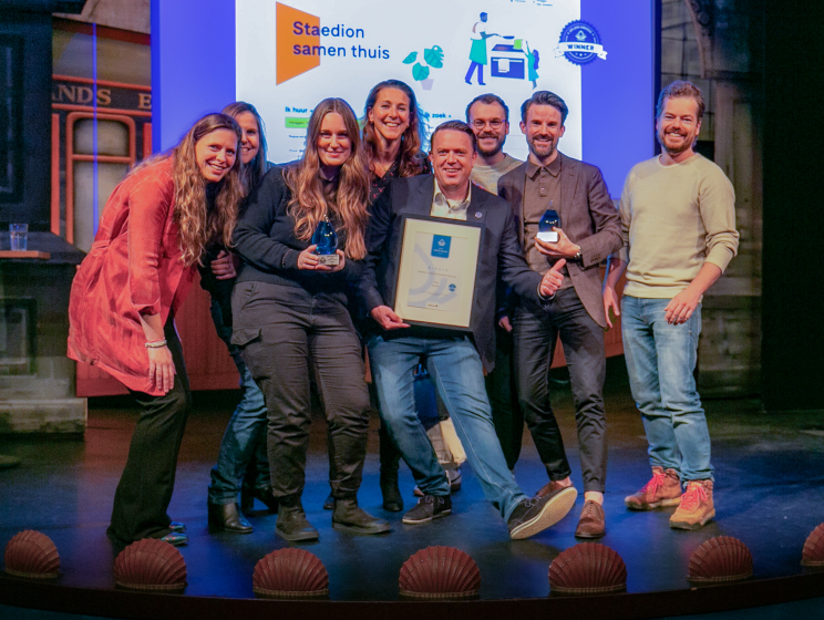 Groepsfoto uitreiking Splash Awards met Award voor website Staedion
