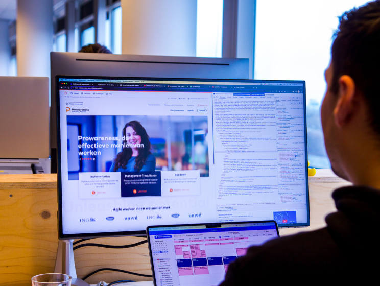 Developer aan het werk met de website van Prowareness