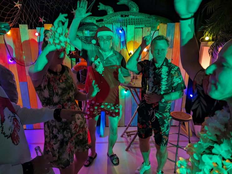 Dansende mensen tijdens de kerstborrel