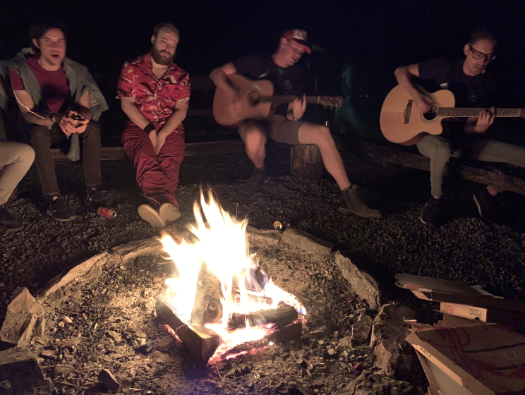 Zingen en gitaar spelen bij het kampvuur