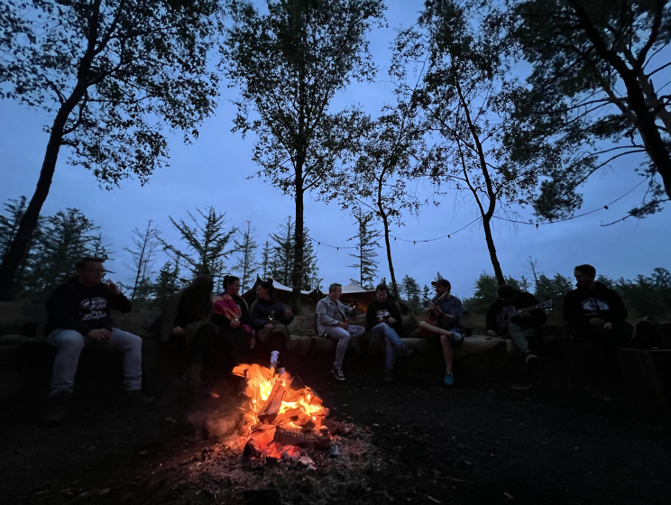 Kampvuur in de avond