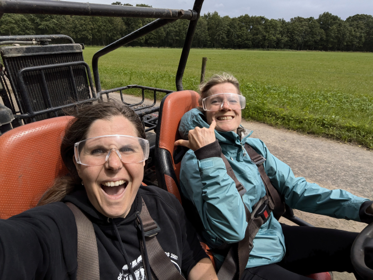 Anke en Trea tijdens buggy rijden