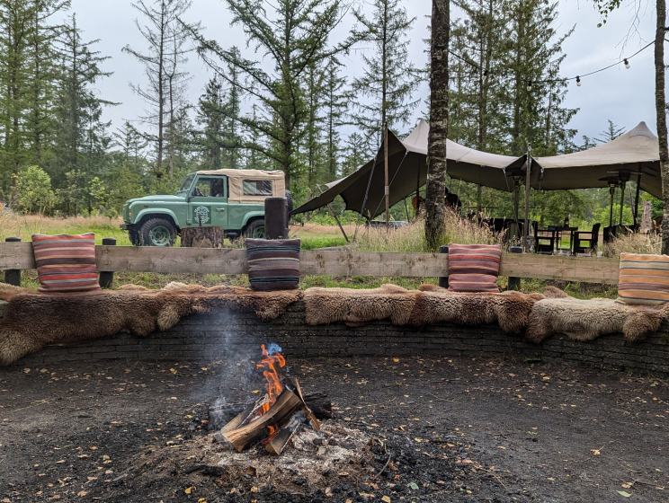 Kampvuur bij het kamp