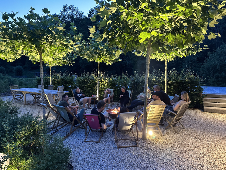 Team van Flink zit gezellig rond het kampvuur