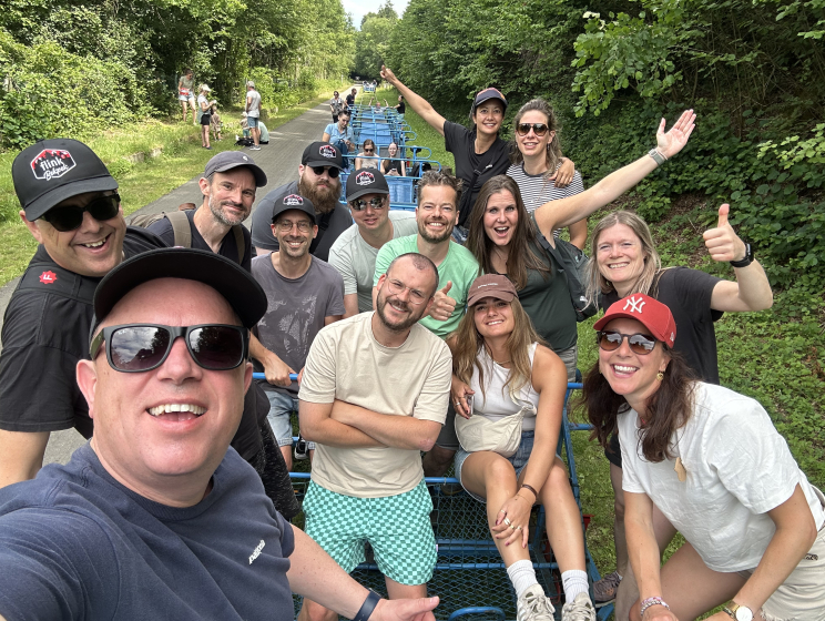 Team van Flink op de railbikes in de Ardennen