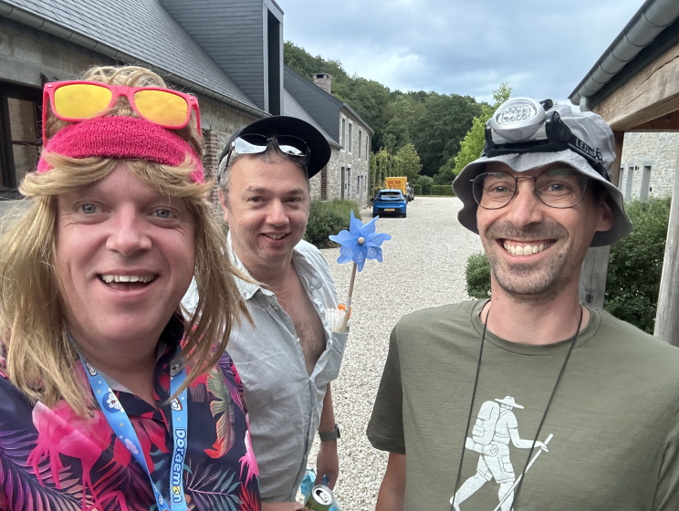 Flinkerts verkleed voor het foute camping feestje