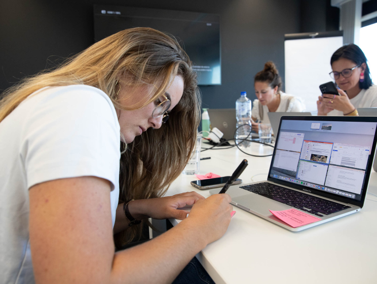 Flinkert Marit aan de slag met het uitdenken van een AI-omgeving.