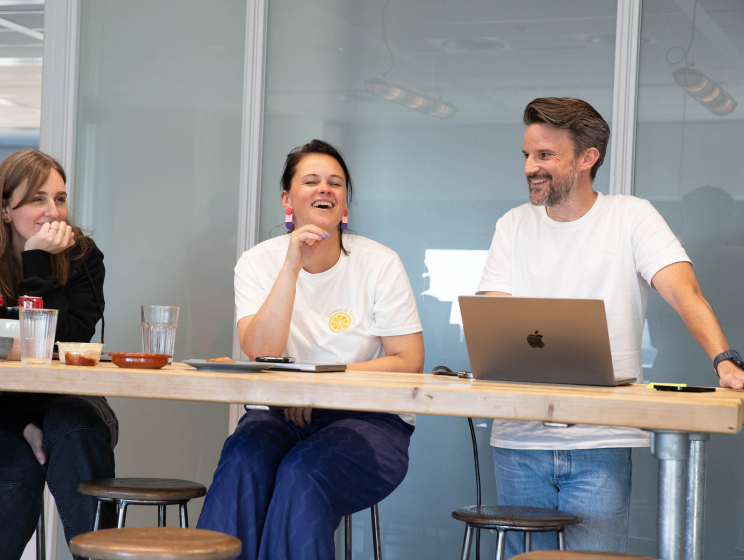 Mirjam, Linda en Wouter presenteren hun AI-onderzoek.