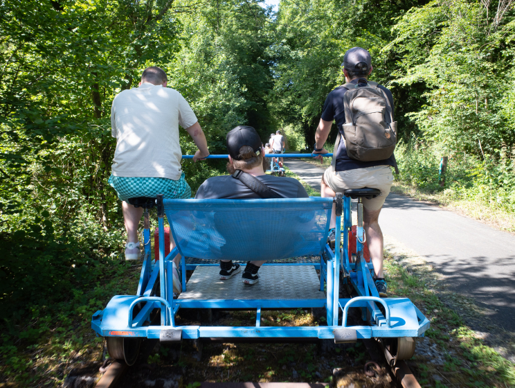 Team van Flink op de railbike op weg naar de abdij van Maredsous