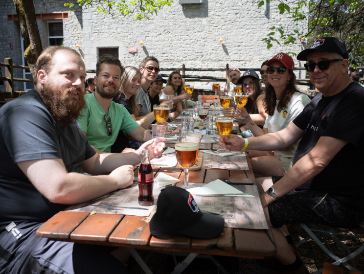 Team van Flink aan het lunchen bij de abdij van Maredsous