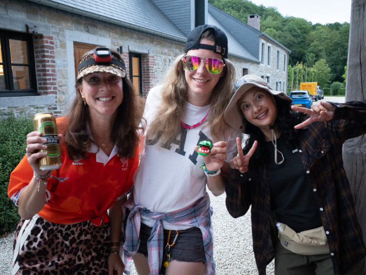 Dames van Flink klaar voor de foute camping avond