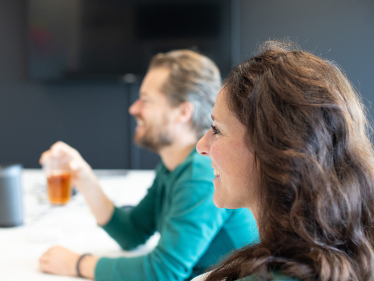 Daisy en Sebastiaan werken aan FDD project