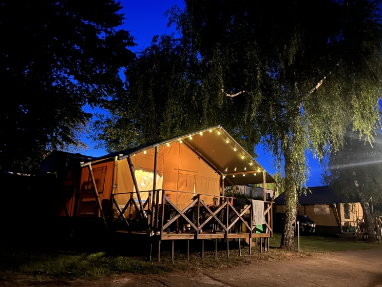  Borreltje bij de tent