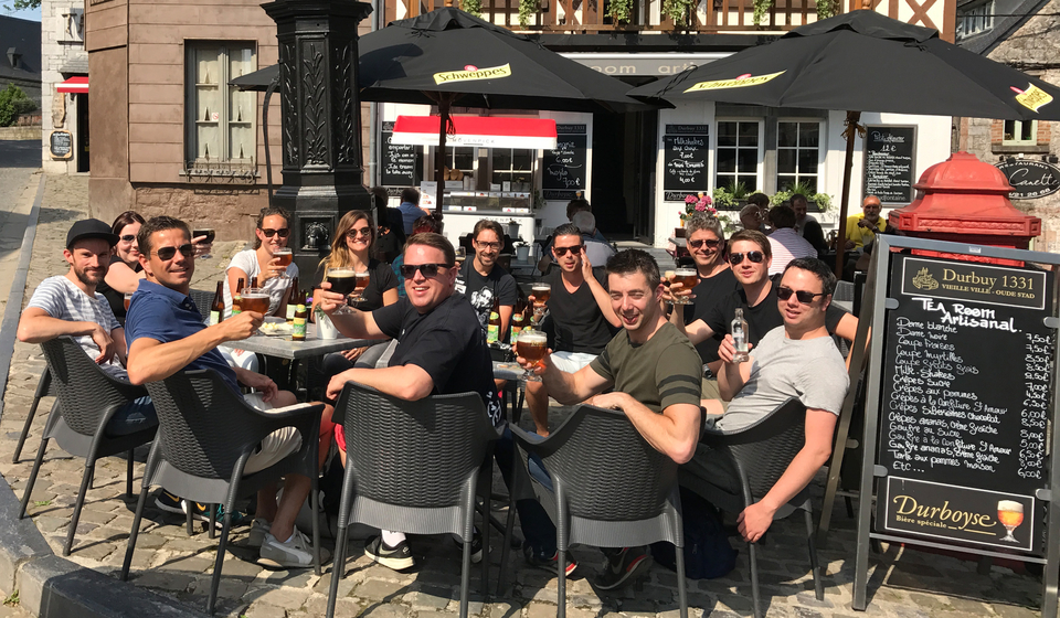 Team Flink op terras in Durbuy