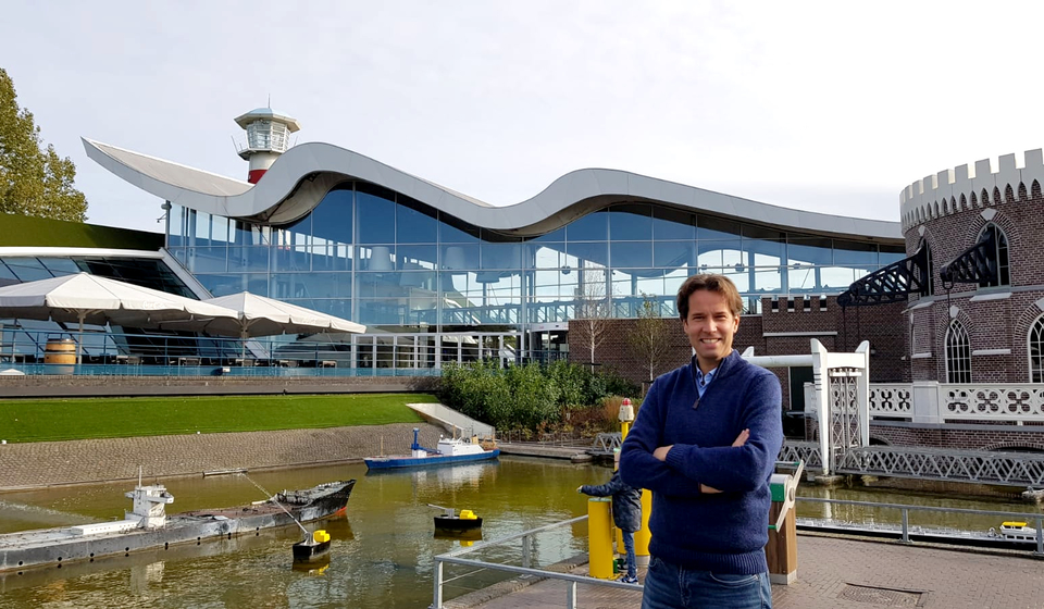 Pieter de Hullu voor de ingang van Madurodam
