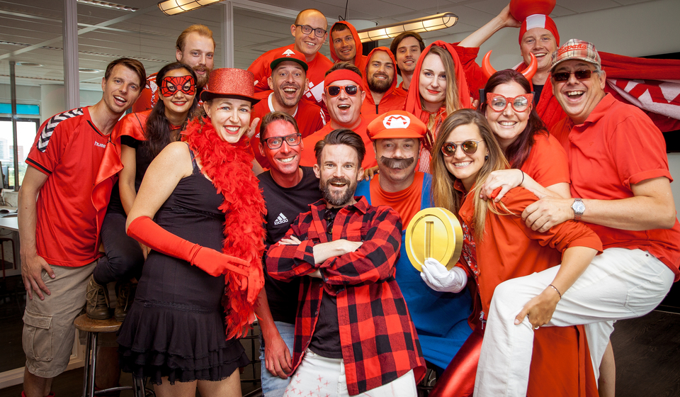 Groepsfoto team Flink in rode outfits