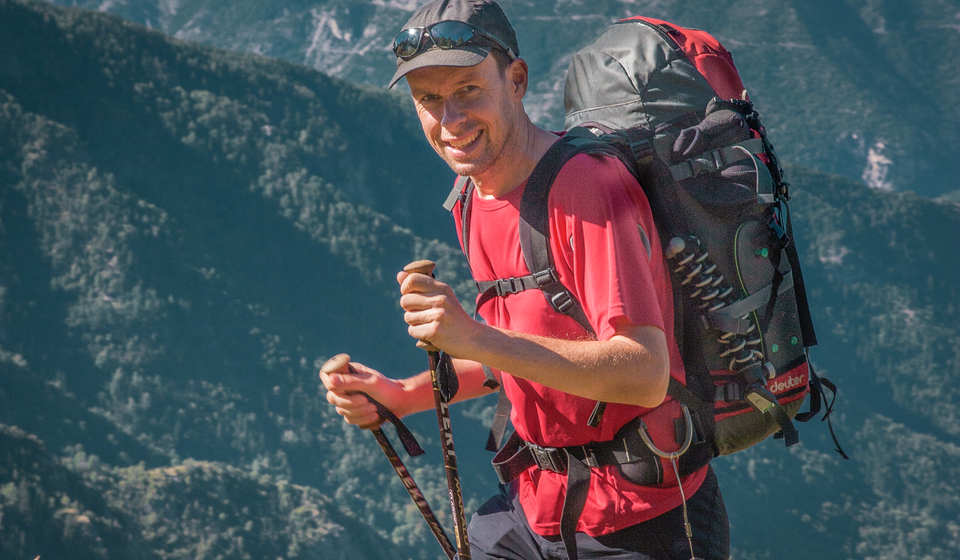 Jan Mark Moquette wandelend in de bergen