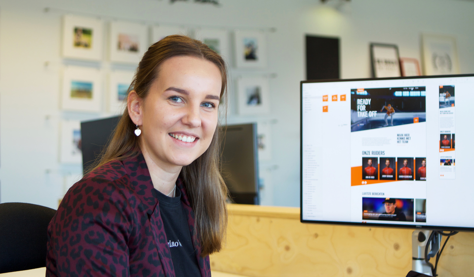 Medy aan haar bureau bij Flink